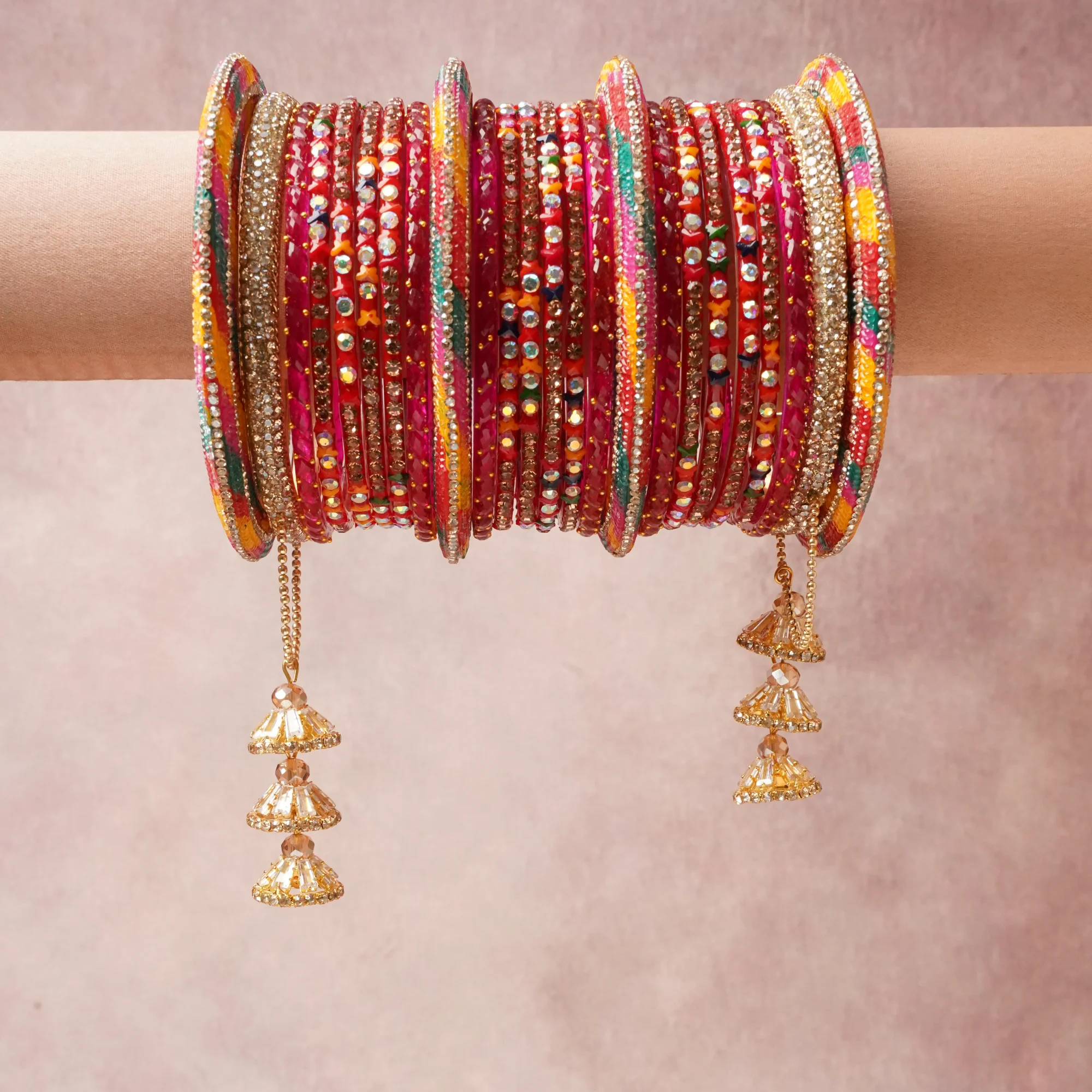 A majestic Maroon Red set, complemented by Gold, Clear Rhinestone, Yellow, Emerald Green, Fuchsia Pink, Multicolor Rhinestone featuring Glass, Rhinestones, Gold-toned Metal, Lac.
Rich, ceremonial, and designed to be passed through generations.